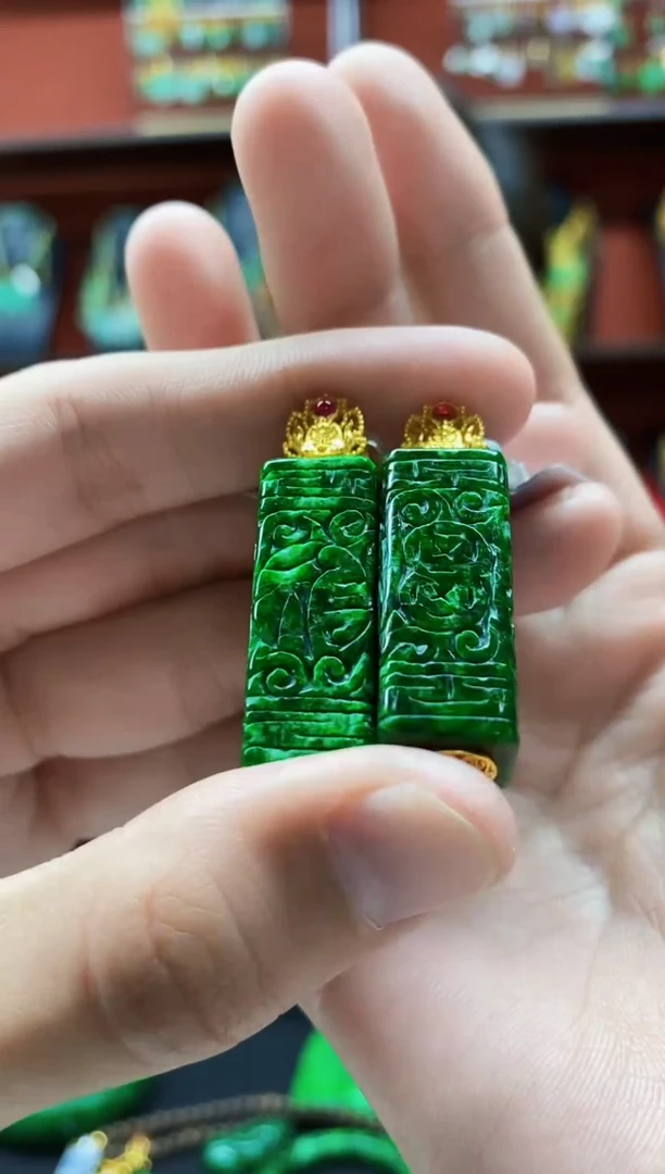 颈饰未镶嵌翡翠吊坠多样性发其一