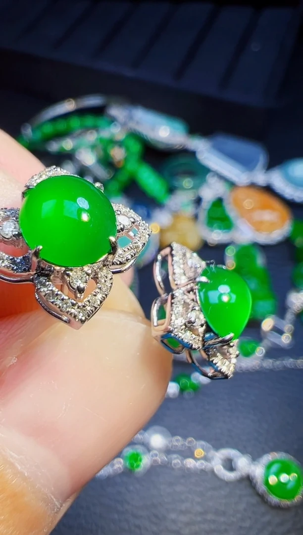 翡翠18K金镶嵌耳饰花*了翡翠