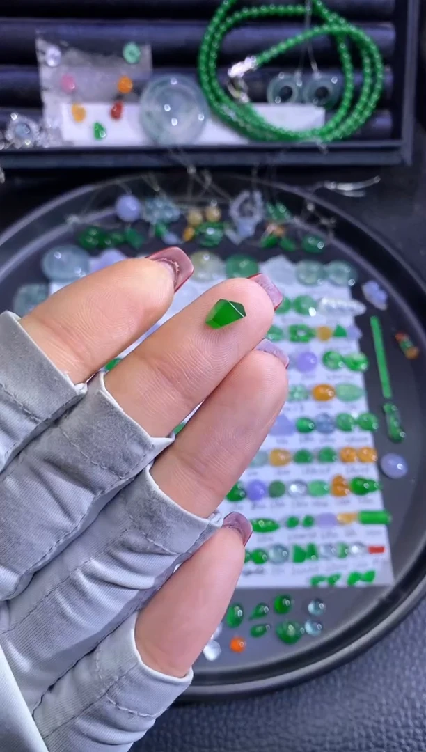 未镶嵌挂件翡翠切割