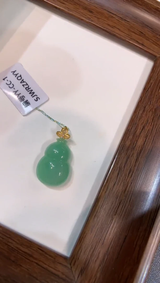 颈饰18K金镶嵌翡翠老****面葫芦
