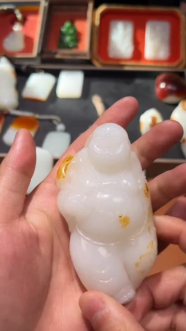 未镶嵌和田玉把件乡**。和田玉