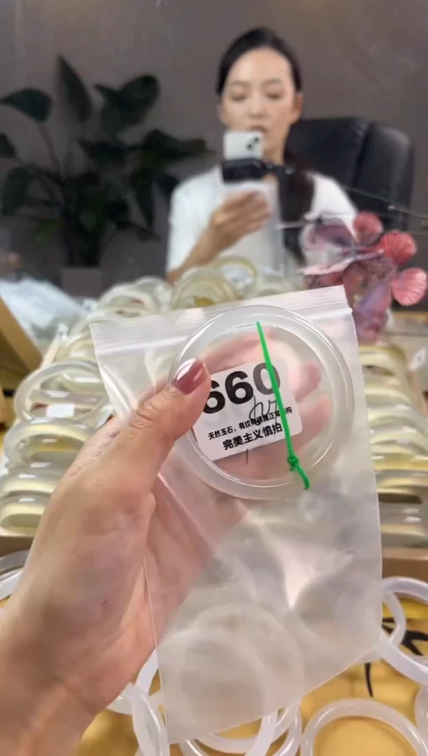 玛瑙/玉髓手镯未镶嵌660