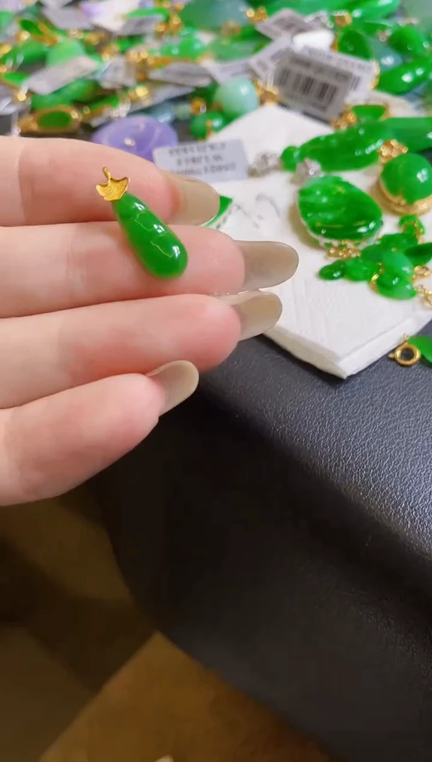 【闪购商品】翡翠颈饰18K金镶嵌吊坠