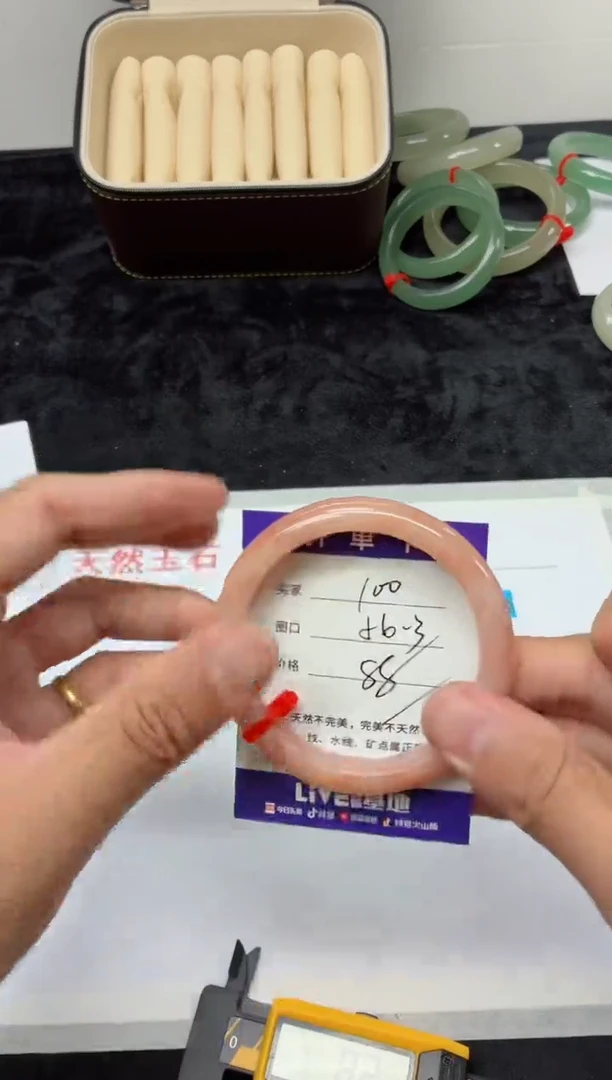 未镶嵌手镯石英质玉100