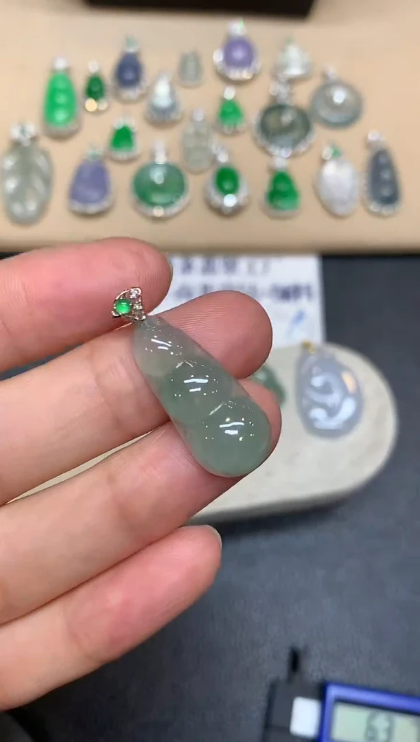 颈饰18K金镶嵌翡翠福豆【无服务费【48小时鉴赏期】