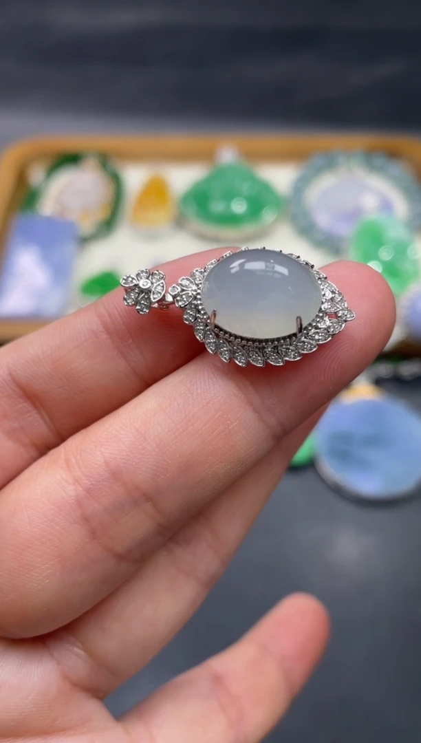 【闪购商品】翡翠颈饰18K金镶嵌40.........