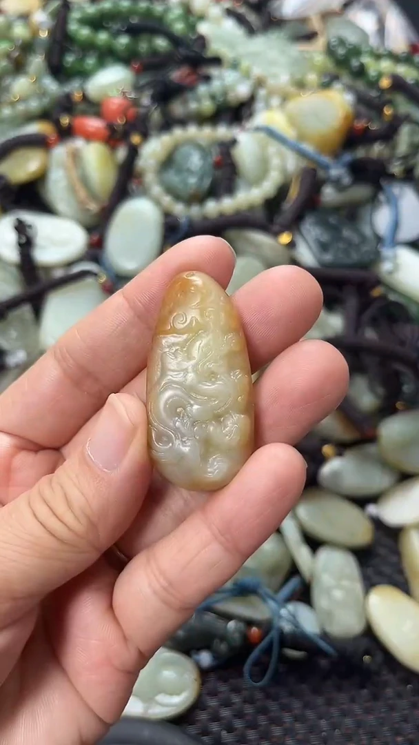 和田玉未镶嵌颈饰（多样性发一件）没有证书有瑕