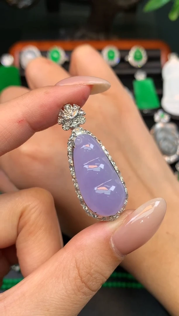 颈饰18K金镶嵌翡翠豆子