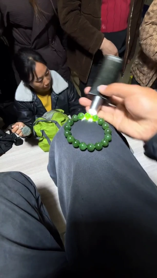 未镶嵌和田玉（糖玉）挂件和田玉