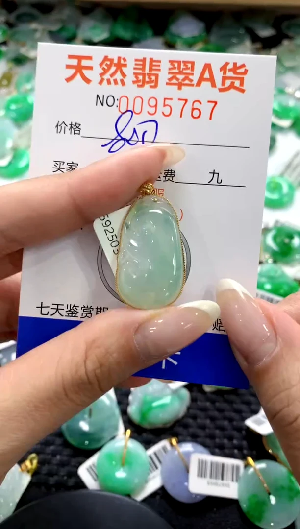 翡翠18K金镶嵌颈饰1111111111111111