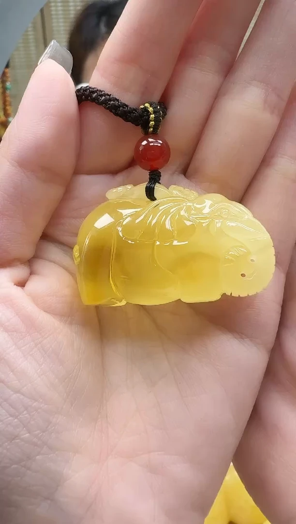 未镶嵌琥珀裸石如图