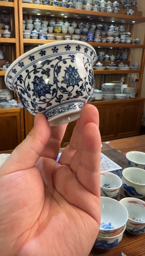 青花缠枝压手杯手工