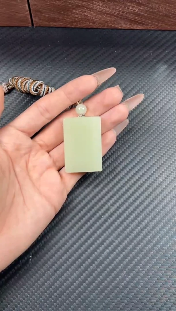 吊坠(赠链)未镶嵌和田玉且末迪克兰二细微色差吊坠