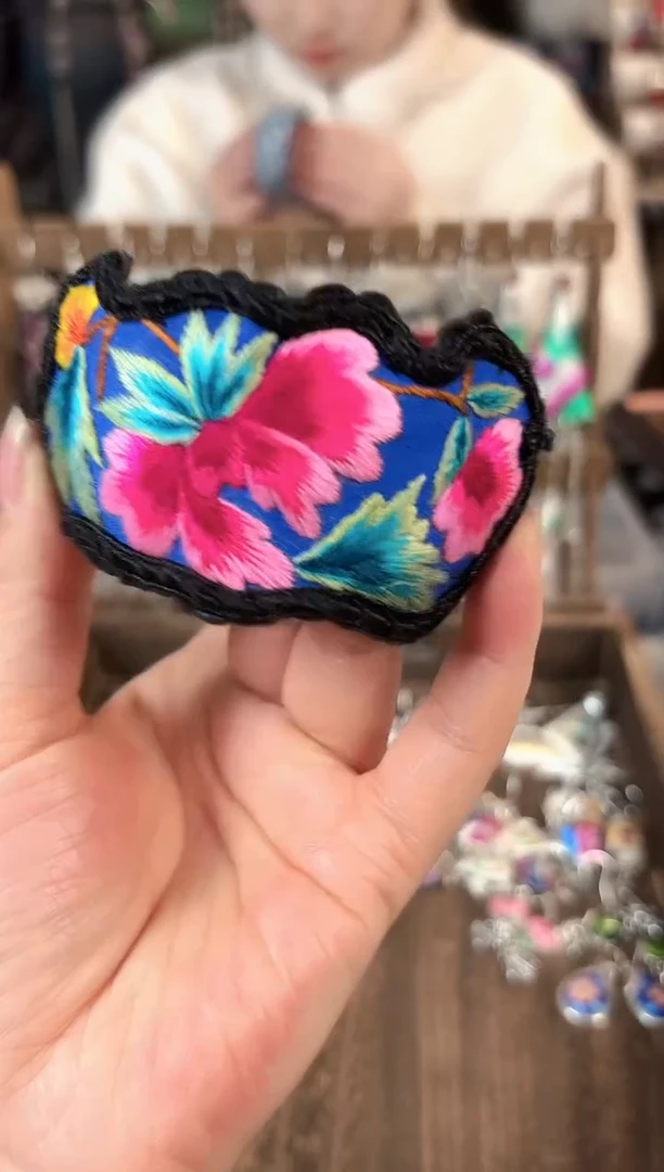 彩云南阁非遗老绣苗银饰品527