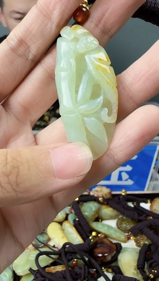 和田玉未镶嵌颈饰1