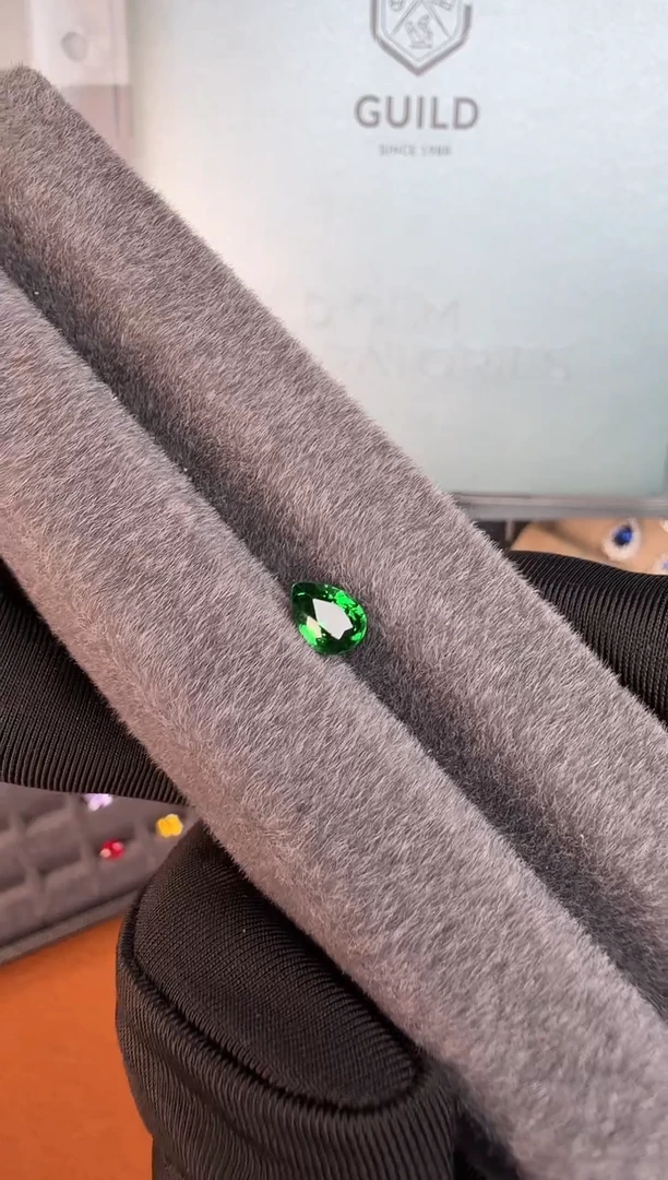 未镶嵌卡扎尼绿沙弗莱定制石榴石1.29ct