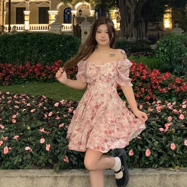 『乌梅子酱』玫瑰荷叶边裙摆连衣裙显瘦夏季短袖碎花裙甜美纯欲风