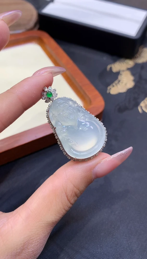 18K金镶嵌挂件翡翠财神爷