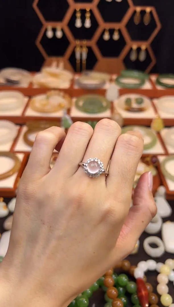 18K金镶嵌戒指南红玛瑙精品