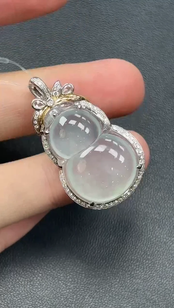 18K金镶嵌挂件翡翠葫芦