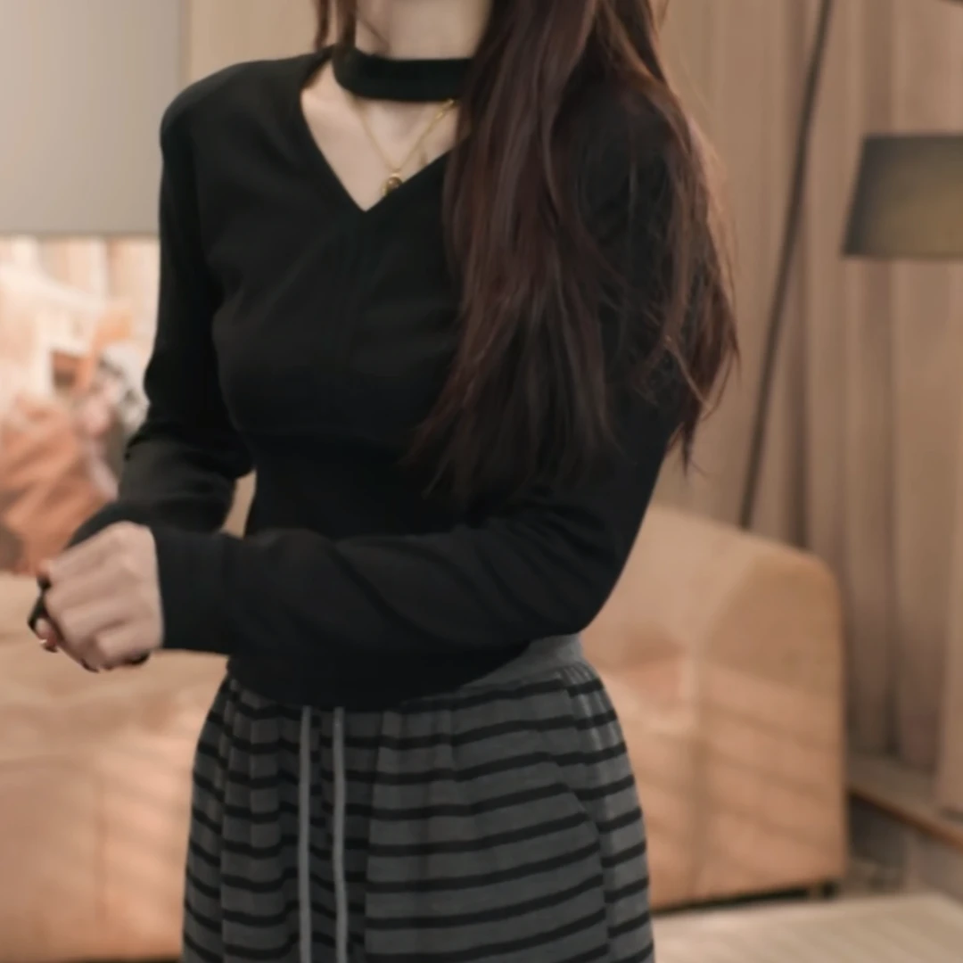 设计感挂脖V领修身纯欲长袖T恤女春季百搭显瘦时尚灰色打底衫上衣