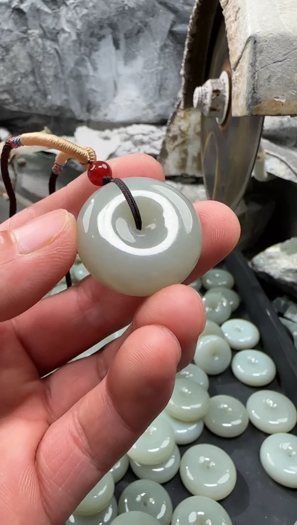 和田玉未镶嵌颈饰吊坠