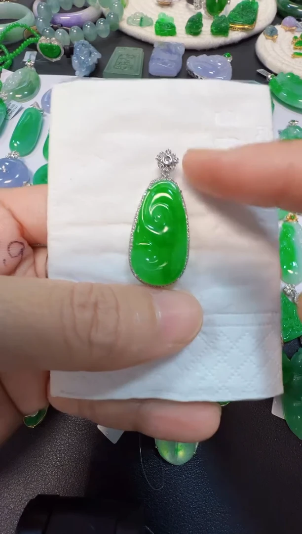 翡翠18K金镶嵌吊坠(不含链)6800