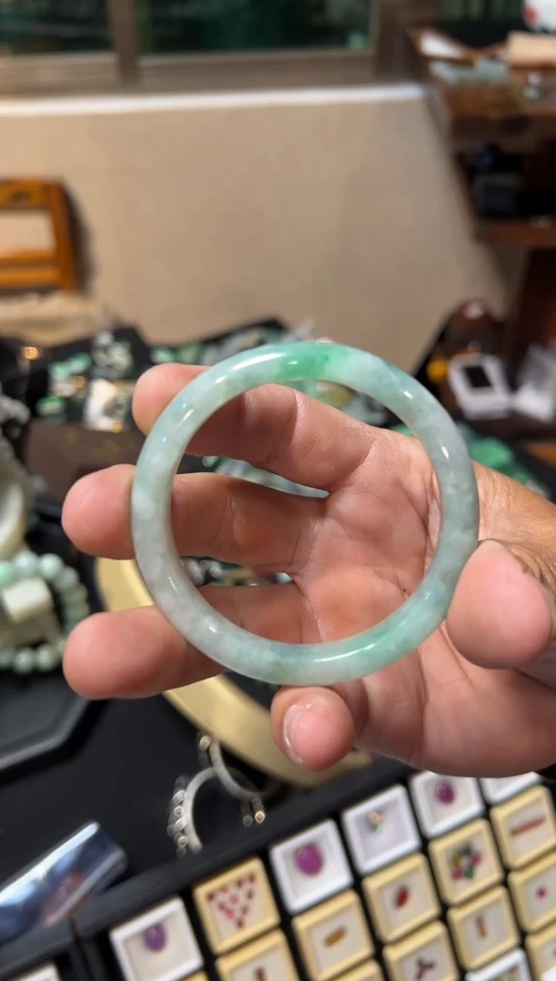 颈饰未镶嵌翡翠翡翠镯子。5.5