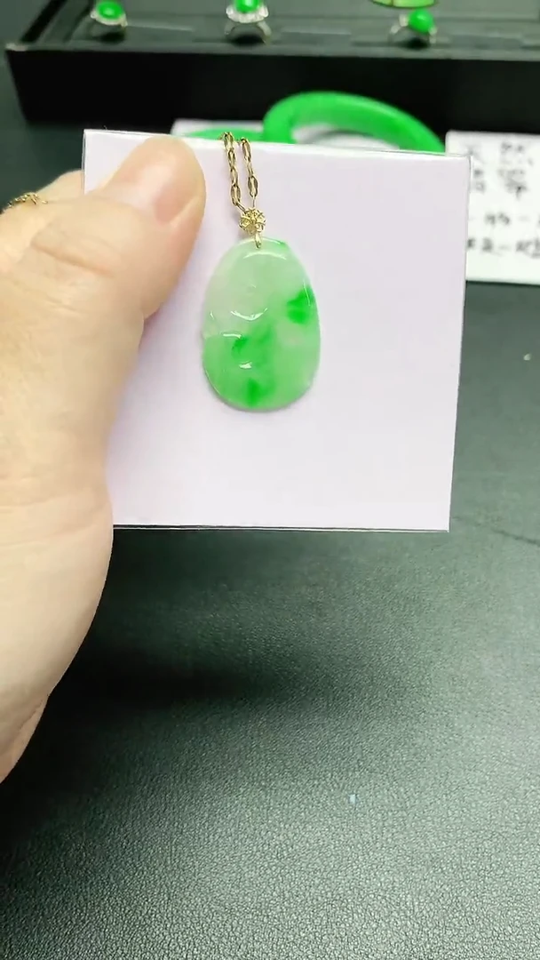 颈饰18K金镶嵌翡翠赠礼盒证书