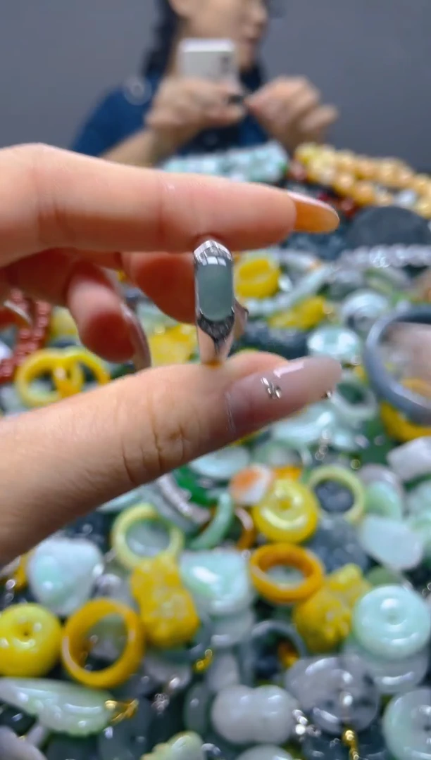 颈饰未镶嵌翡翠/M/翡翠A货，一件也是批发价