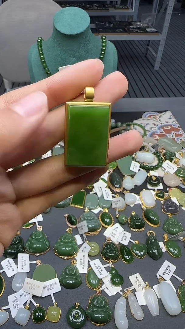 18K金镶嵌和田玉挂件1