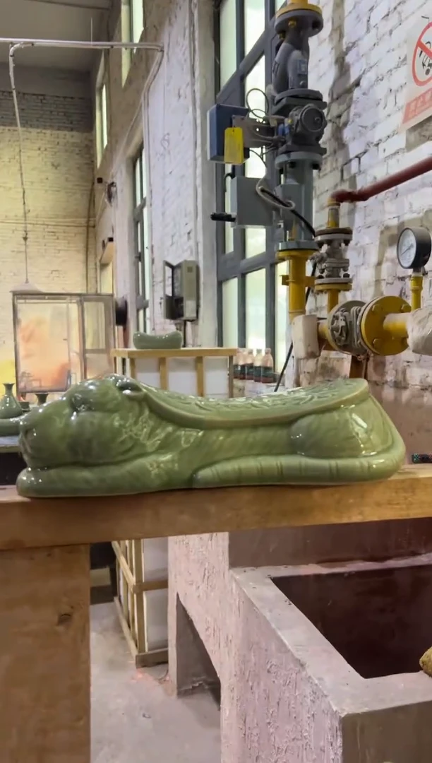 耀州窑青瓷虎虎生威枕头