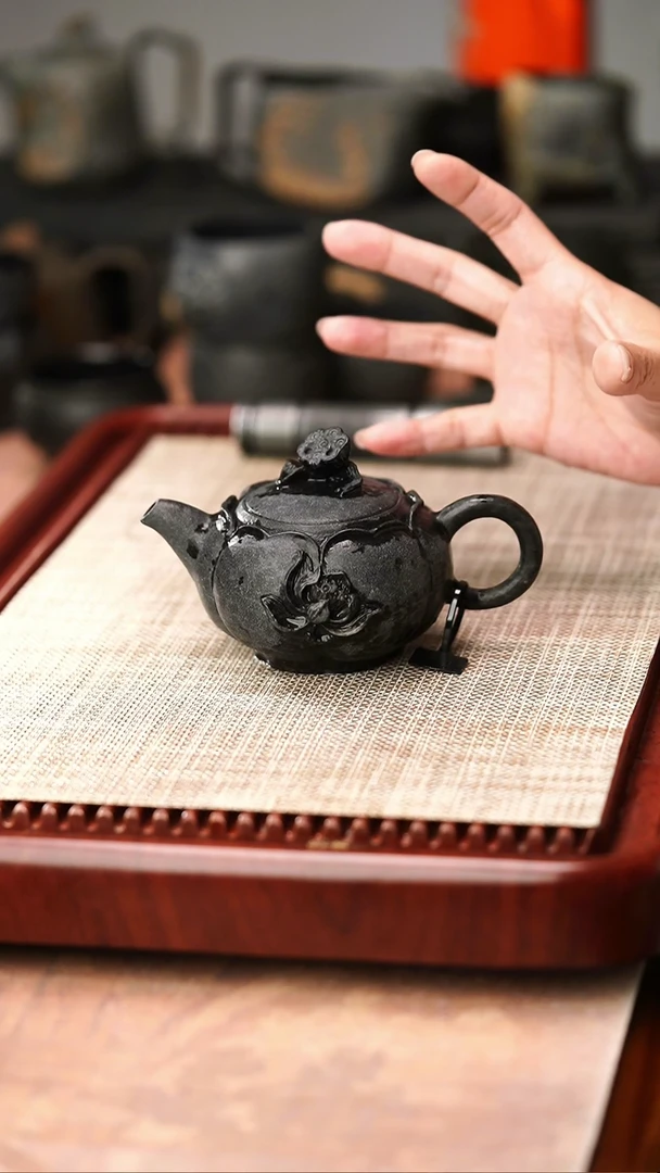 归玉堂冰碛岩重工雕刻俏色莲花壶230cc