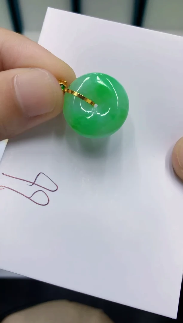 颈饰18K金镶嵌翡翠花**界翡翠
