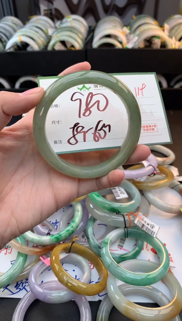 未镶嵌定制翡翠毛货需精细抛光+多人