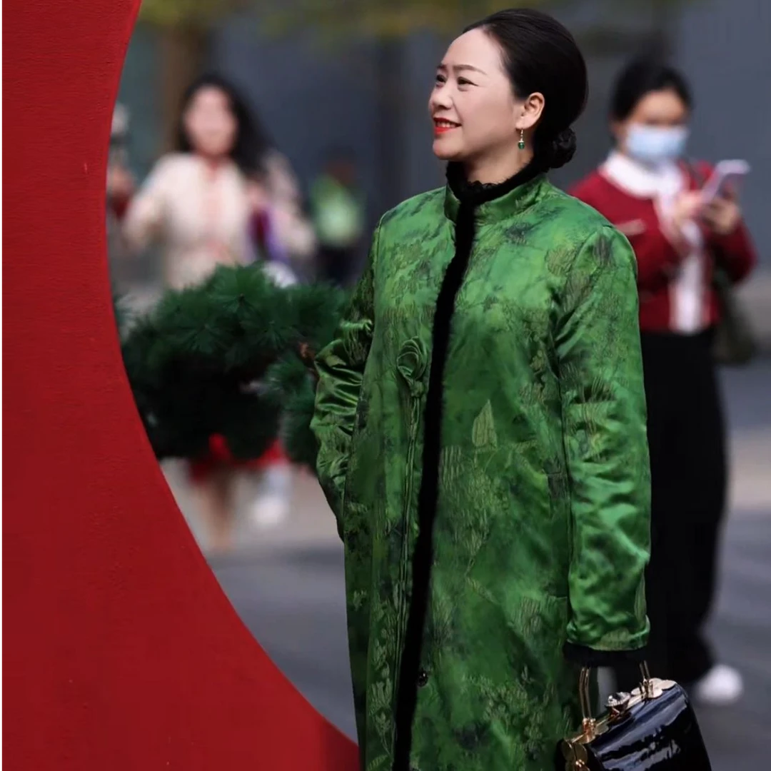 美爱《至尊红颜》绿色秋冬中长款真丝提花高级感冬季国风大衣W502