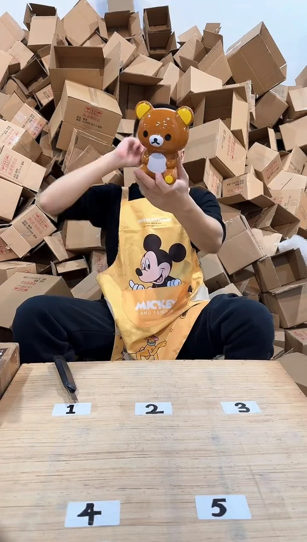 瓷片棕色轻松熊钱罐