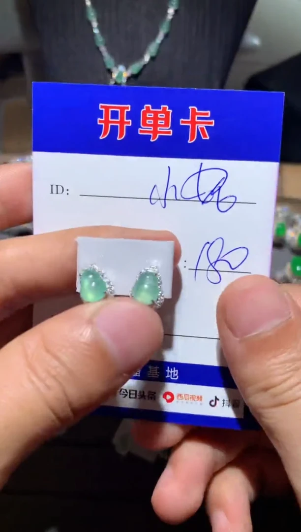 【闪购商品】翡翠耳饰银S925镶嵌泡芙小妮