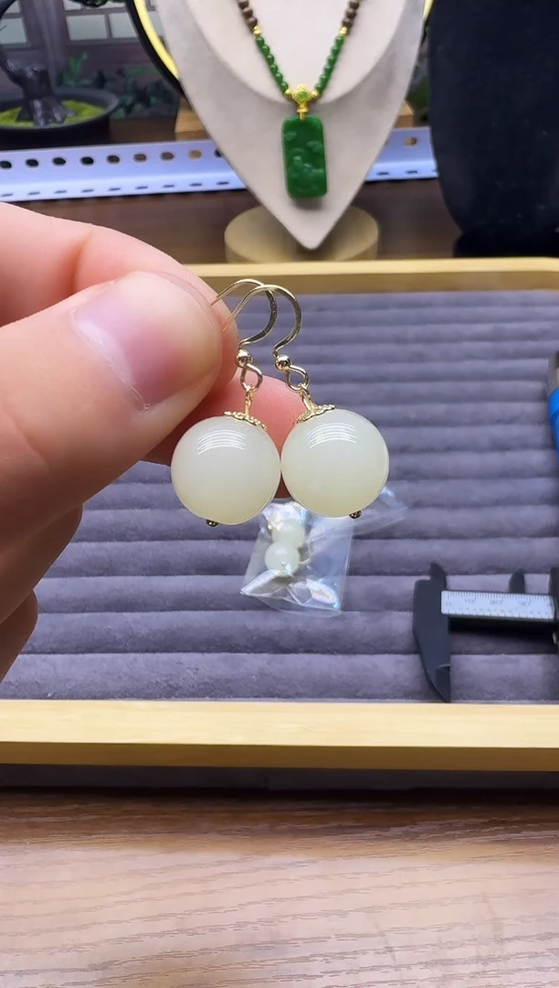 14K金镶嵌和田玉耳饰E24