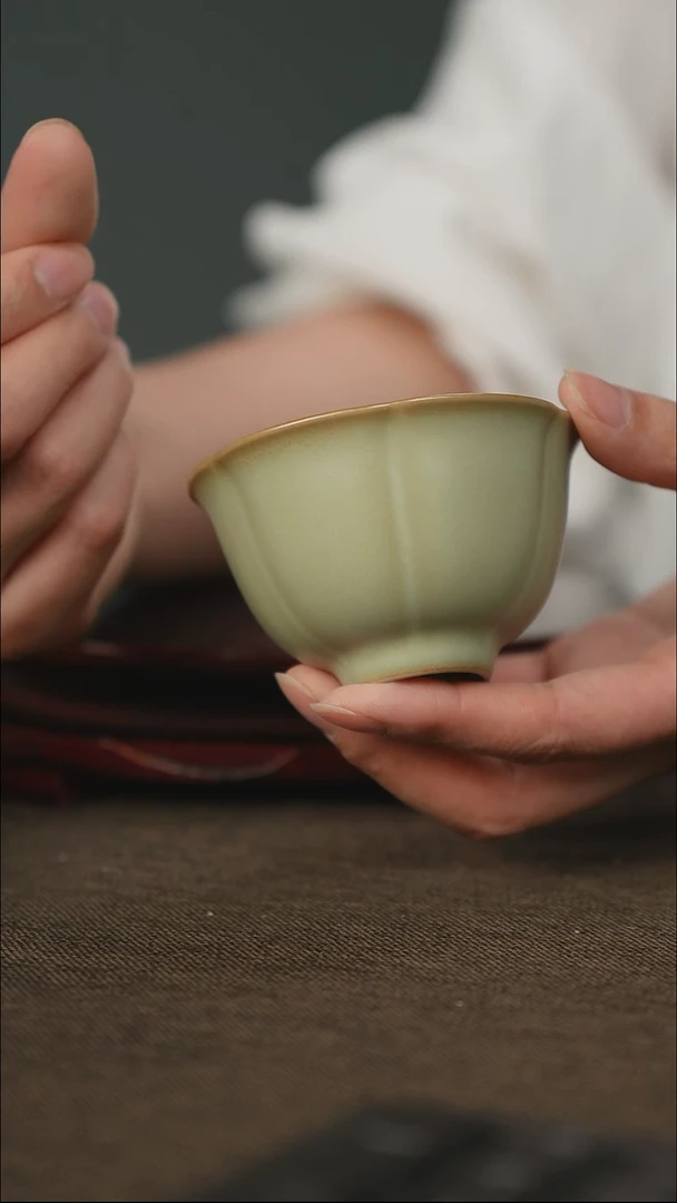 粉青 花口杯 带底款