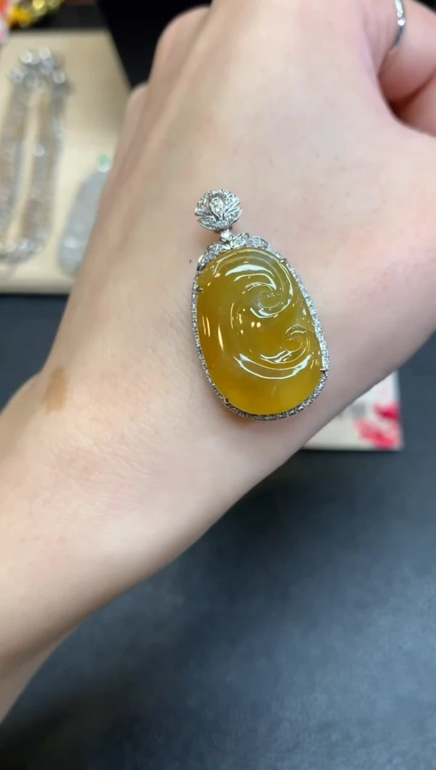 【闪购商品】翡翠颈饰18K金镶嵌如意【无服务费】