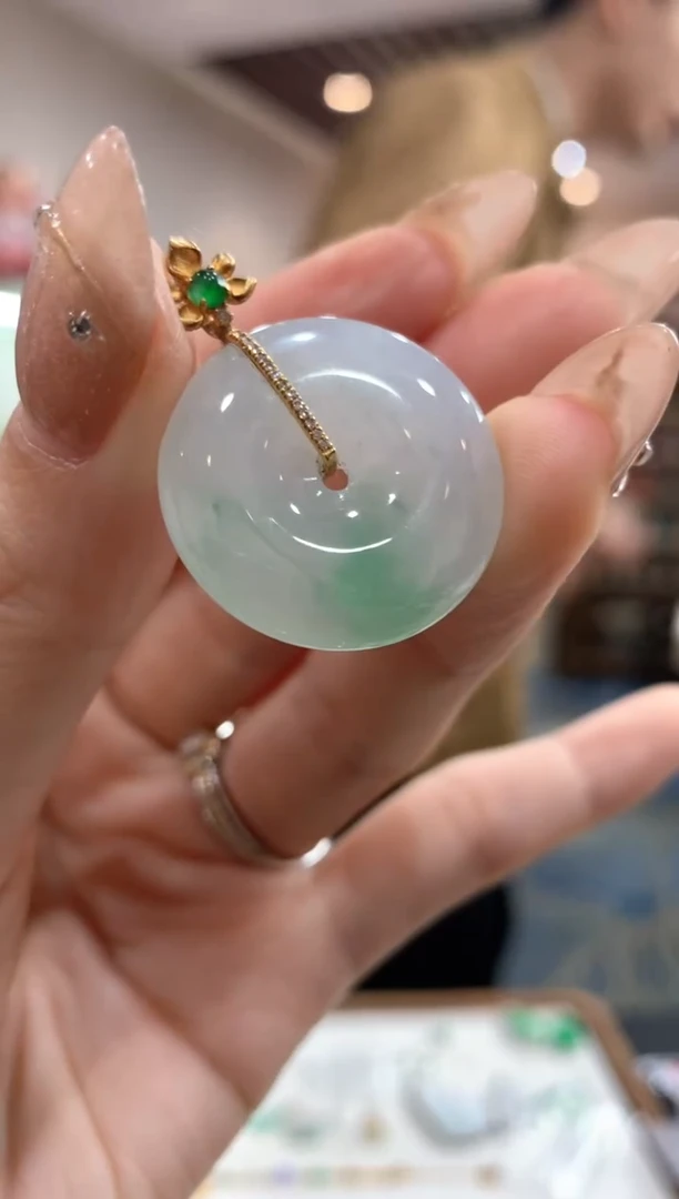 【闪购商品】翡翠吊坠(不含链)18K金镶嵌平安扣