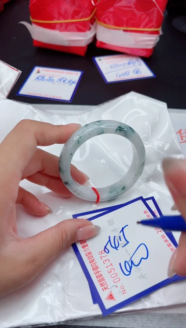翡翠手镯未镶嵌1