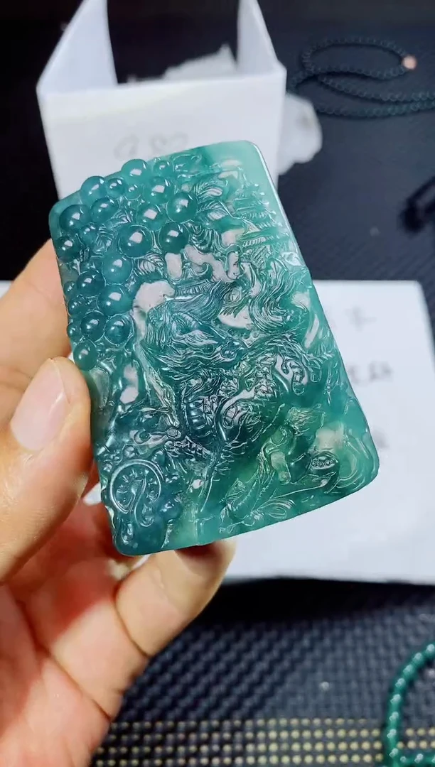 翡翠未镶嵌颈饰