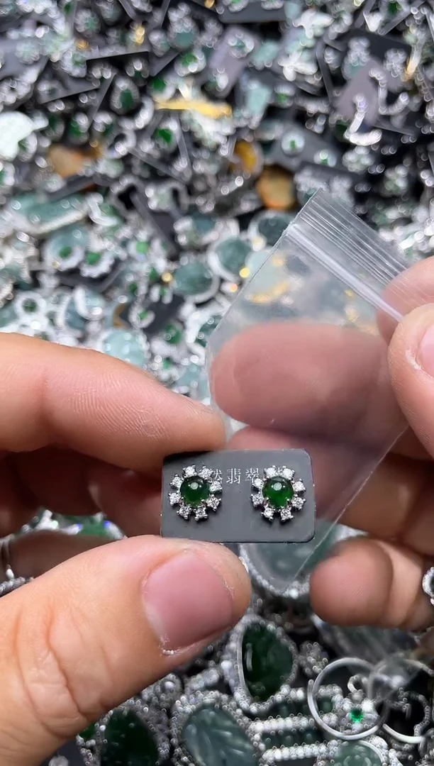 【闪购商品】翡翠颈饰未镶嵌U1000耳钉