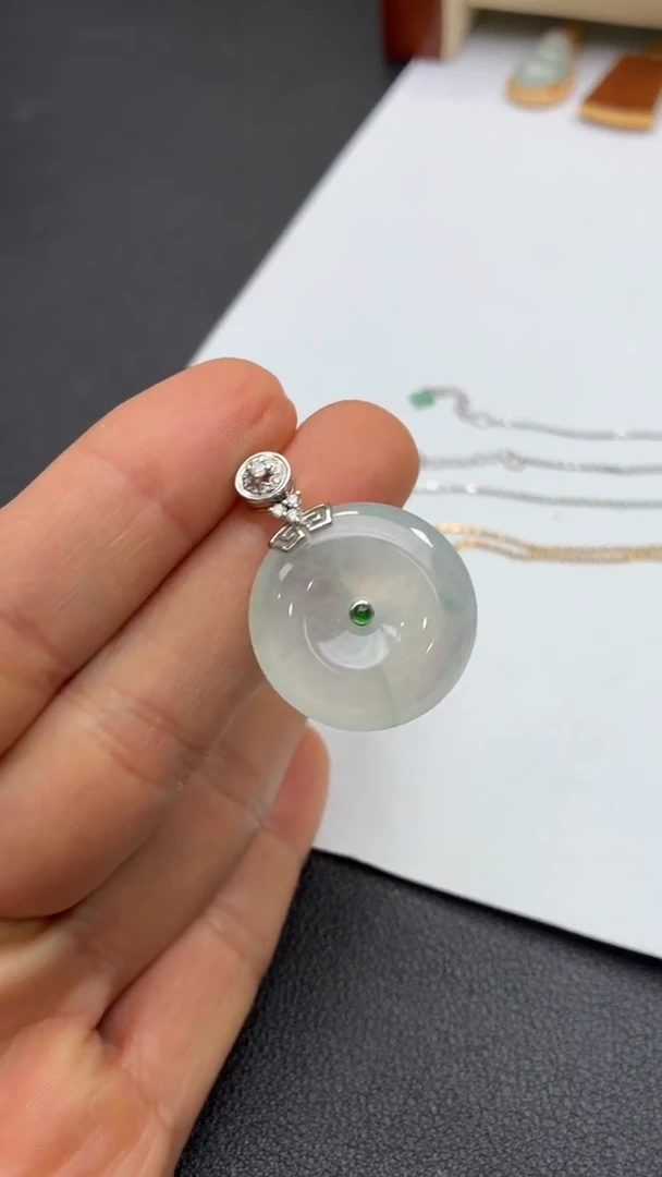 颈饰18K金镶嵌翡翠天然翡翠A货