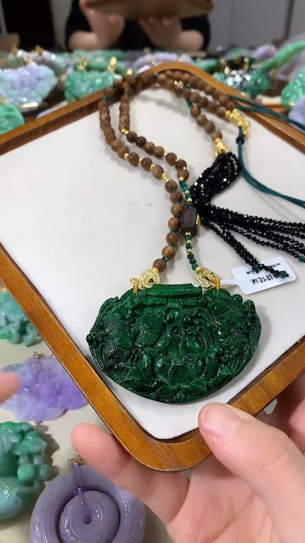 颈饰未镶嵌翡翠吊坠