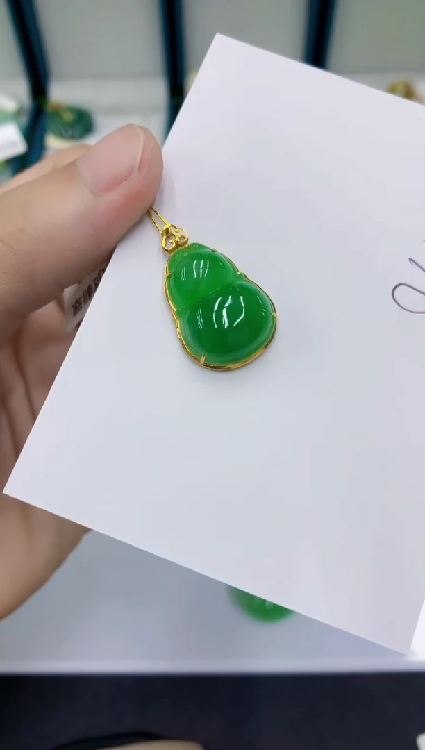 颈饰18K金镶嵌翡翠阿*儿翡翠