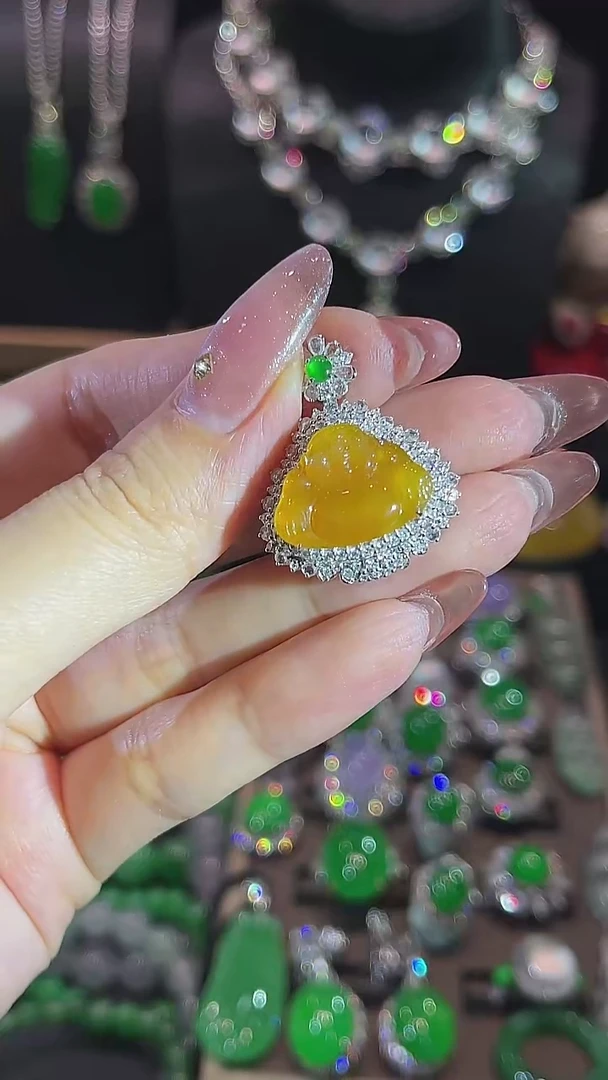 颈饰18K金镶嵌翡翠吊坠