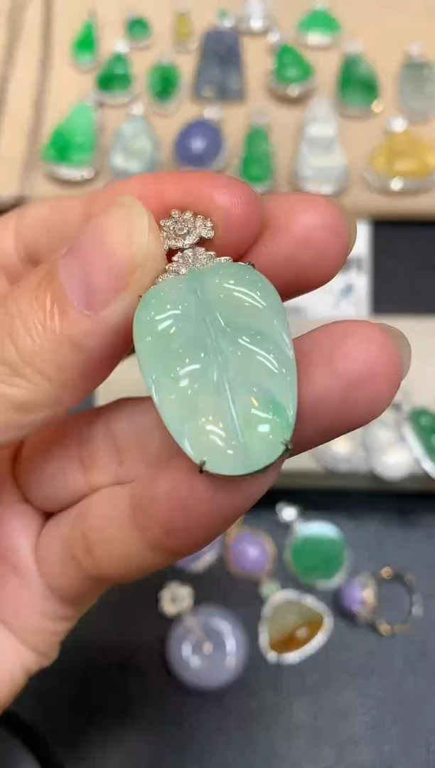 颈饰18K金镶嵌翡翠树叶【无服务费